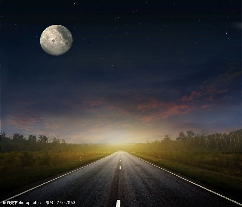 高速月亮与笔直公路风景高清图片