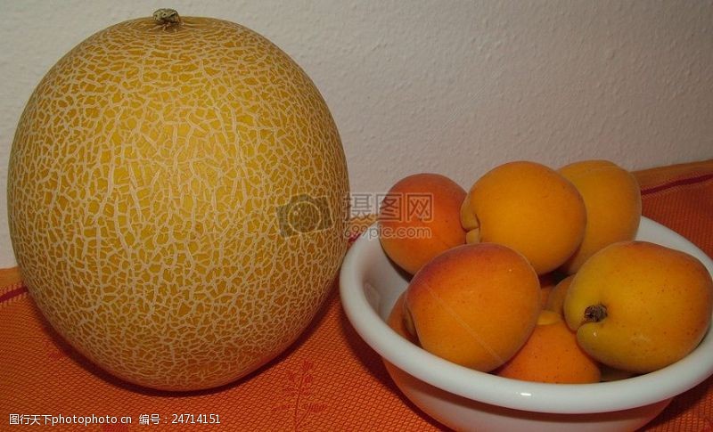 盆子桌面上的哈密瓜和桃子