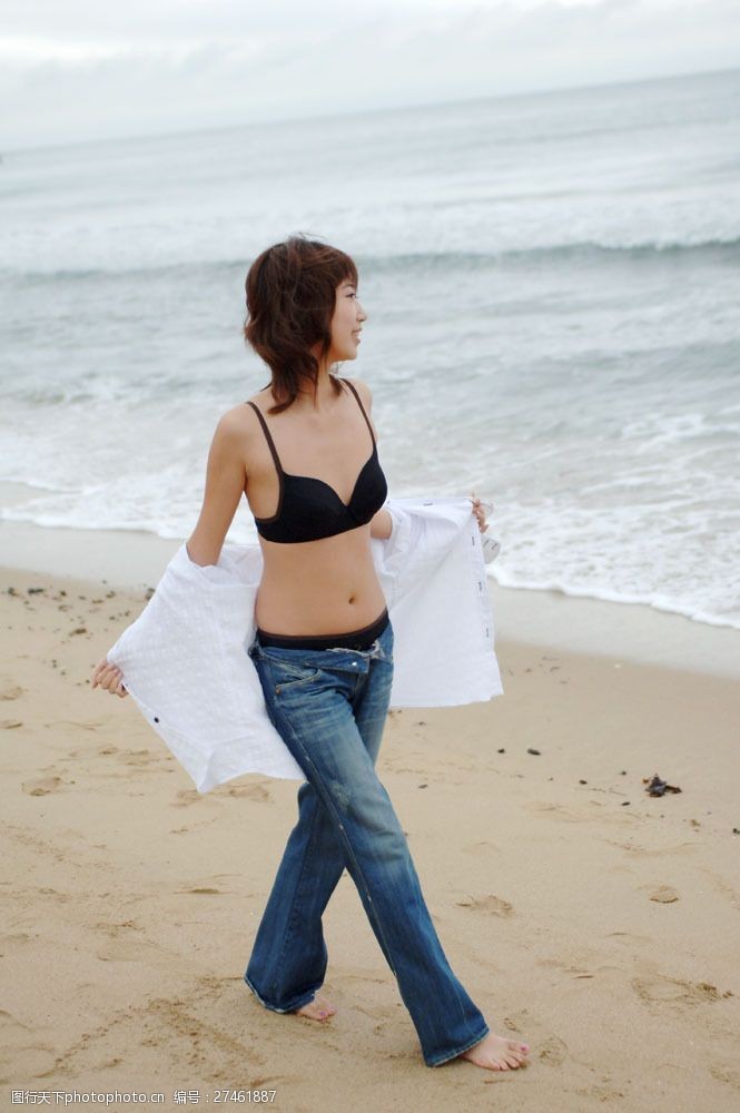 泳衣模特走在沙滩上的美女图片
