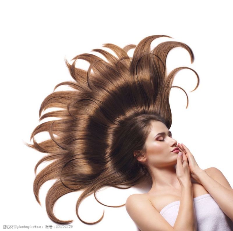 吹头发被风吹起来的长发美女图片