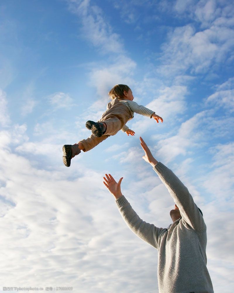 抛起来父亲把宝宝抛向天空图片