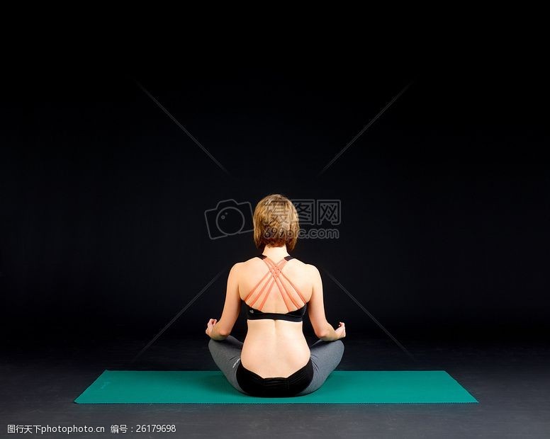 习练练瑜伽的女人