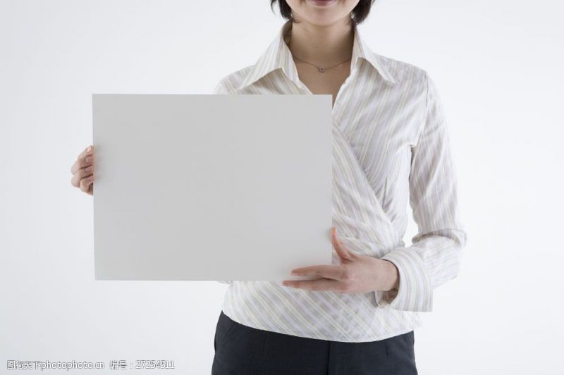 商务人士双手拿着空白纸板的商务女人图片
