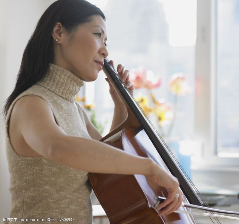 专注乐器这在拉大提琴的女人图片