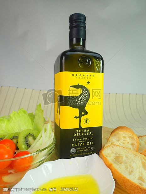 黄橄榄桌面上的橄榄油