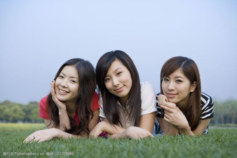 团结友爱草地上的微笑三姐妹图片