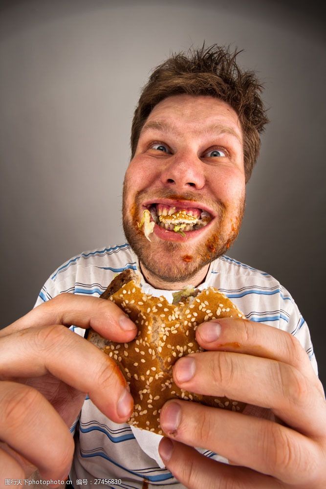 握着手大笑着吃汉堡的外国人图片