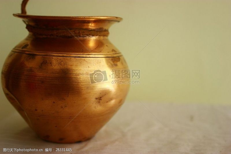 铜锅古老的铜花瓶