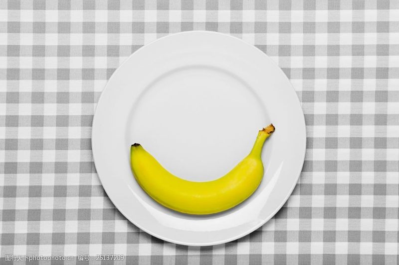 清新果盘盘子里新鲜亮黄色的香蕉高清大图图片