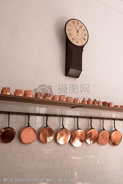 铜锅墙上的钟表