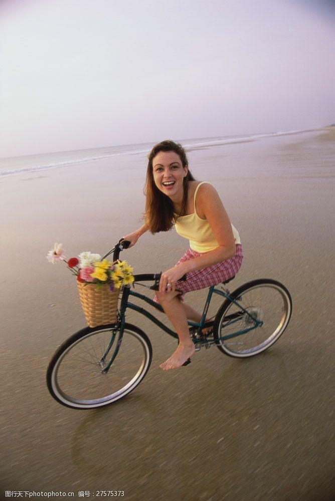 海滩上的美女沙滩上骑车的外国美女图片