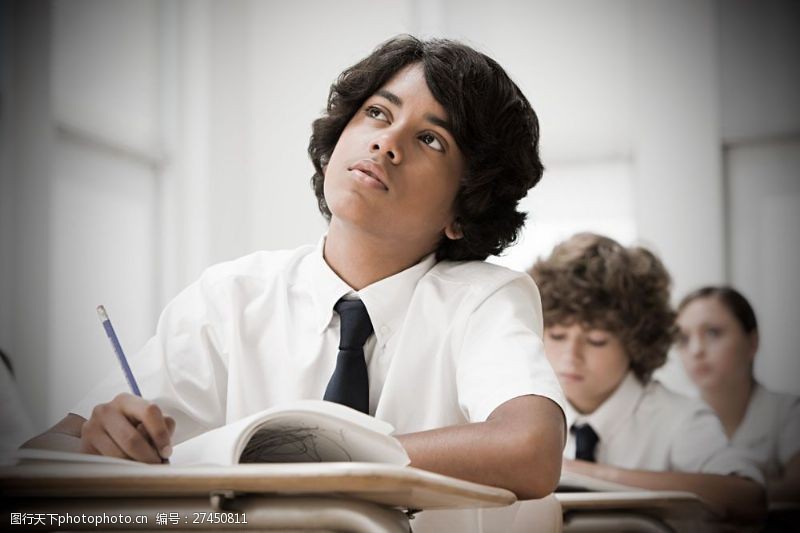 课外抬头思考作业的外国男生图片
