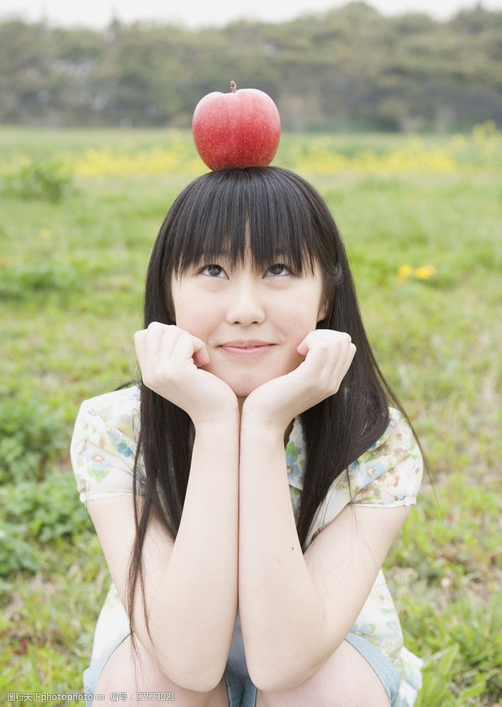 开学图片头顶苹果的可爱女孩图片