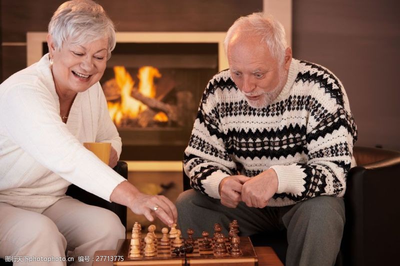 下棋人下象棋的老年夫妇图片
