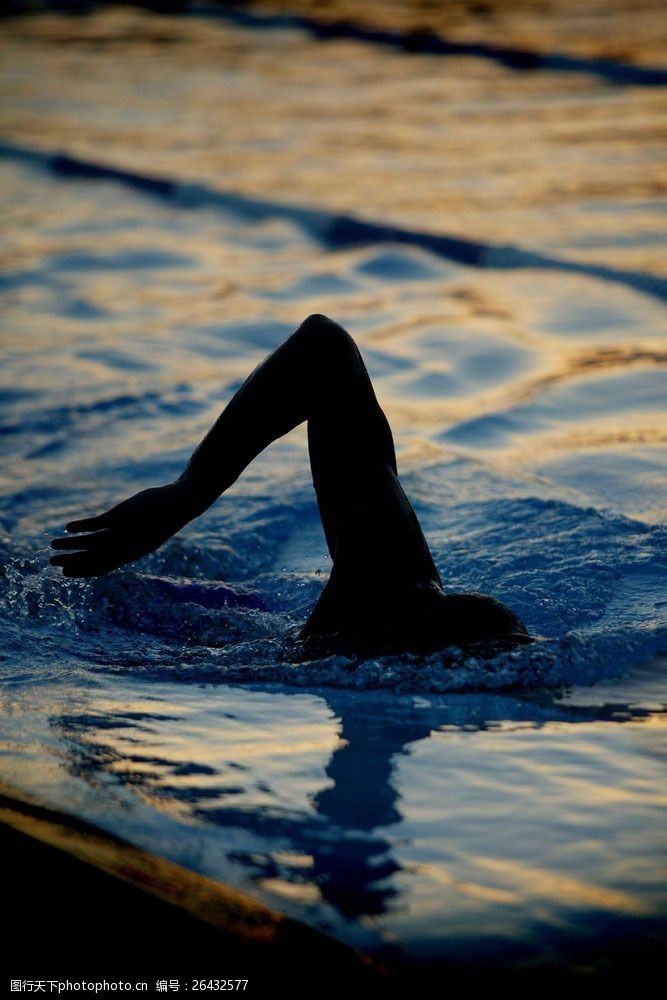 游泳比赛游泳的运动员图片