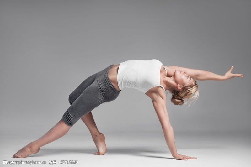 健身的美女瑜伽锻炼身体的女人图片