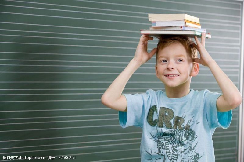开学图片站着黑板前头顶着书本的小男孩图片