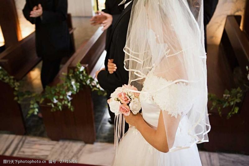 微笑礼物穿着白色婚纱手拿花朵幸福微笑的新娘俯视图图片