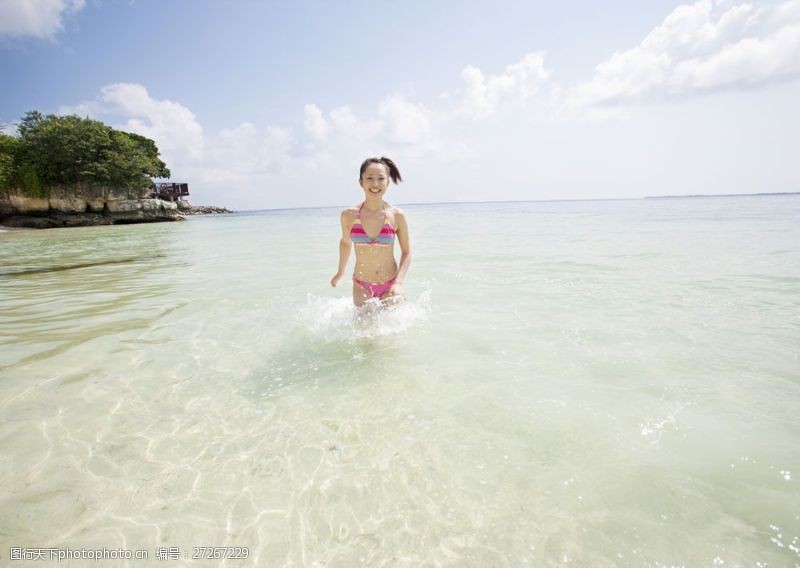 妹岛人浅滩海水里徜徉的比基尼少女图片