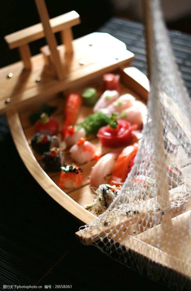 酸菜鱼寿司船图片