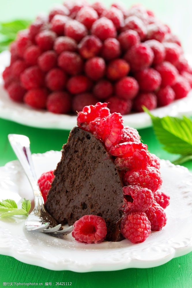 甜品点心树莓巧克力蛋糕图片