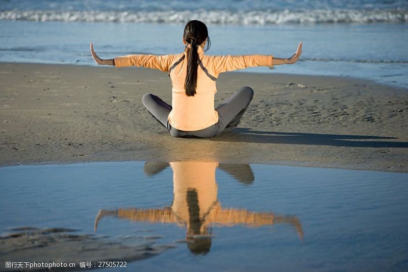健身的美女坐在沙滩上练瑜珈的美女图片