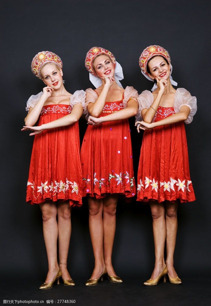 民族服饰表演舞蹈的俄罗斯女孩图片