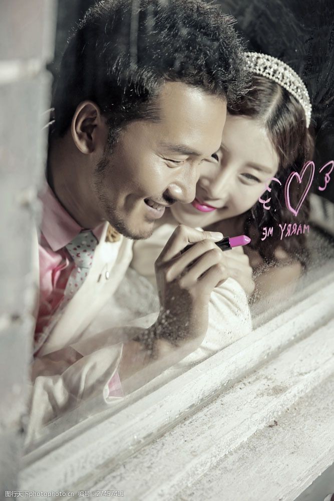 夫妻窗前用唇膏写字的情侣图片
