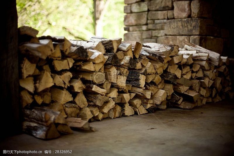 柴堆栈堆放整齐的木材