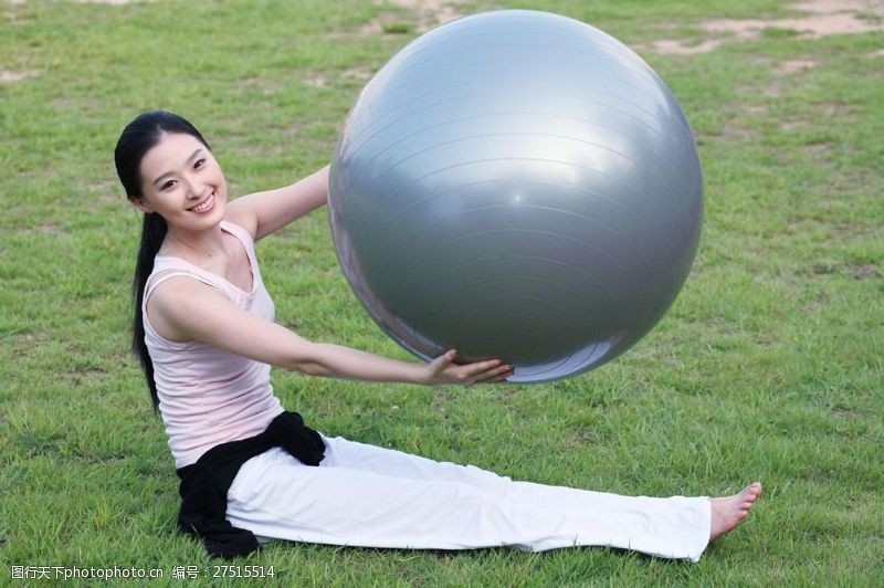 健身的美女拿着健身球的运动美女图片图片