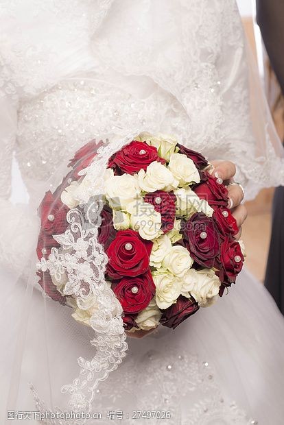 婚礼花束新娘拿着一束玫瑰花