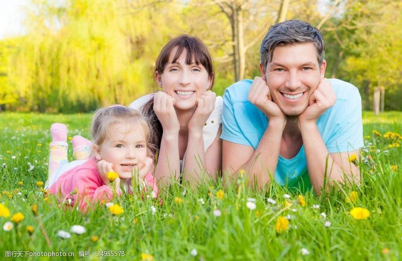 家庭生活趴在草地上开心的一家人图片