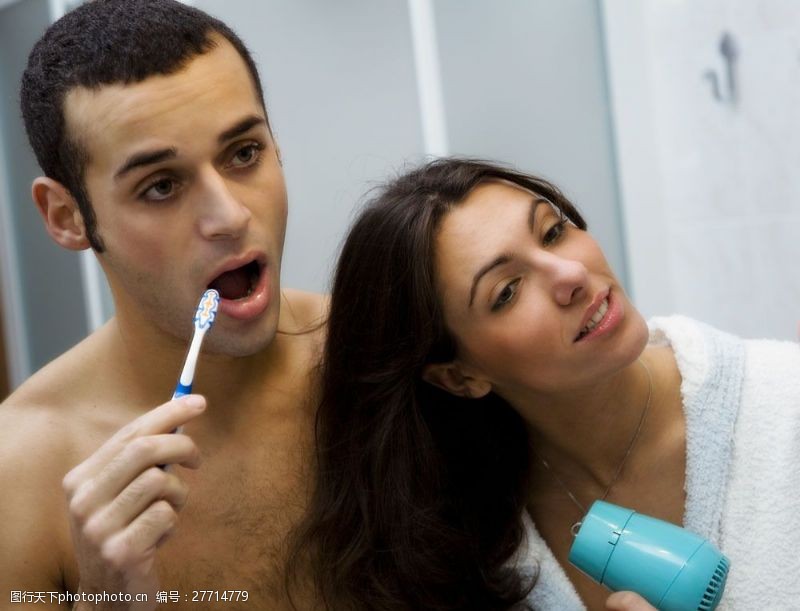 刷牙吹头发的情侣图片