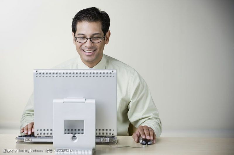 微电影左手玩电脑的男人图片