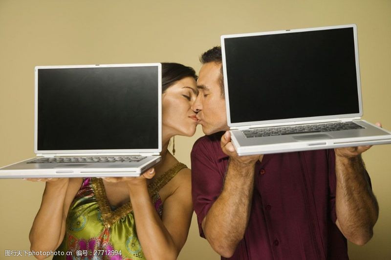 微电影电脑与亲嘴的情侣图片