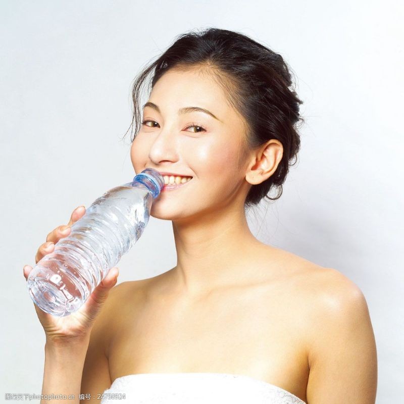 减肥的美女喝水的美女图片