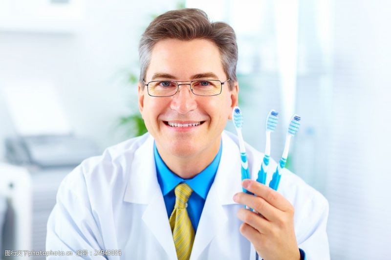 牙医口腔拿着三只牙刷的医生图片