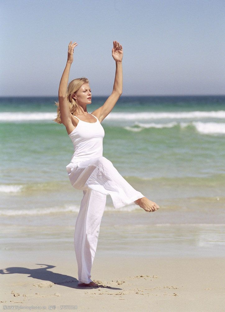 健身的美女沙滩上练瑜珈的美女图片
