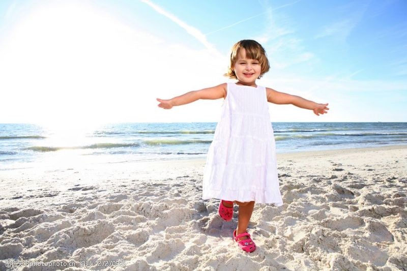 海滩上的美女沙滩上玩耍的小女孩图片