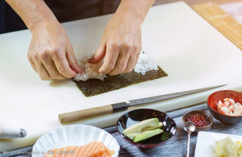 手切寿司手按压米饭制作寿司