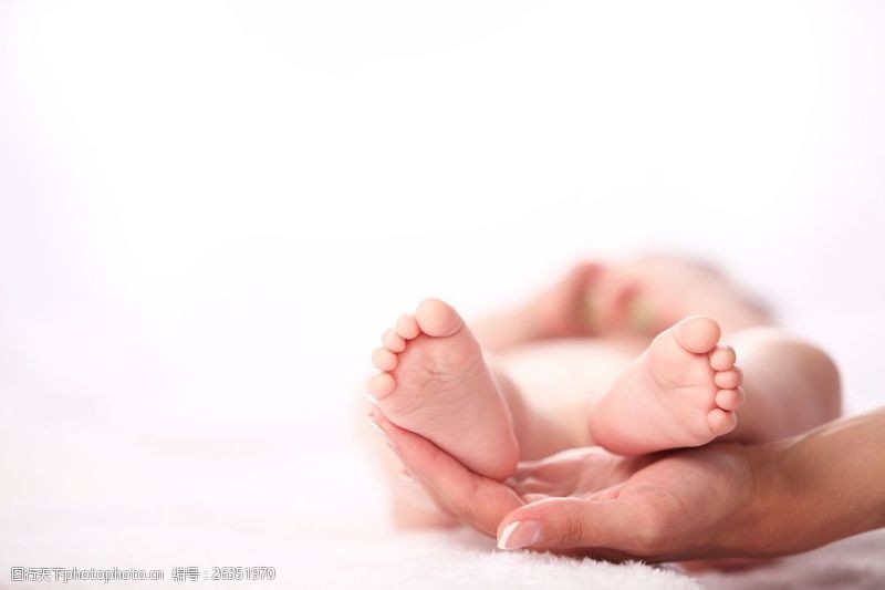 婴儿脚手捧着的宝宝脚丫图片