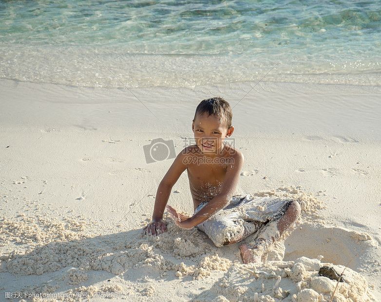 在沙滩玩耍的男孩