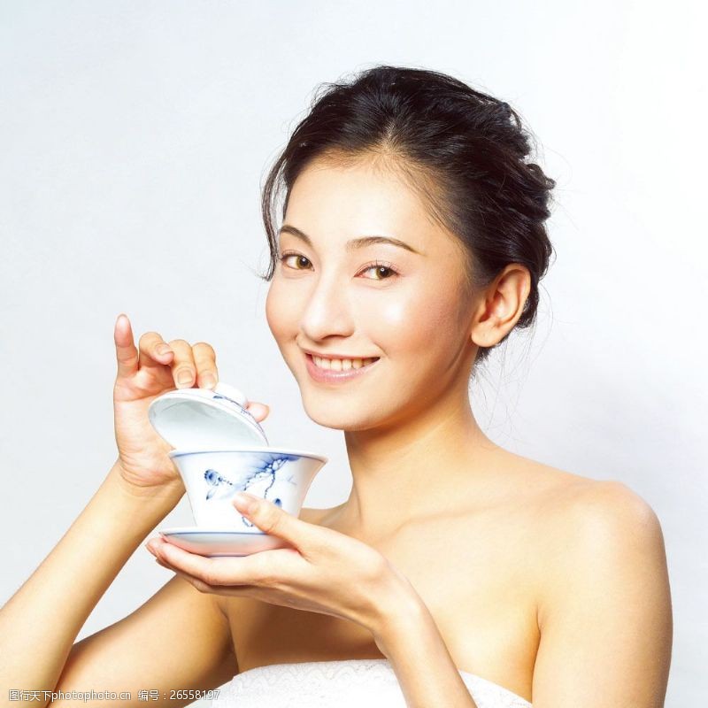 瘦身模特喝茶的美女图片
