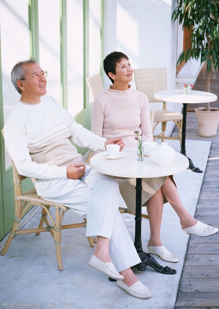 女性健康生活喝咖啡的老年夫妻图片