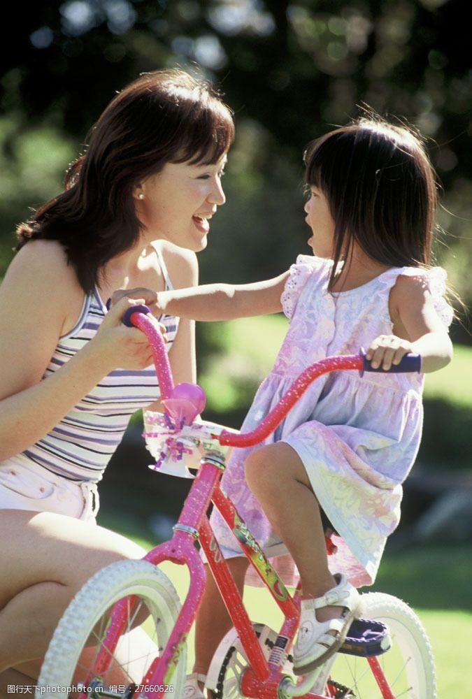 学自行车的小孩教女儿骑自行车的母亲图片