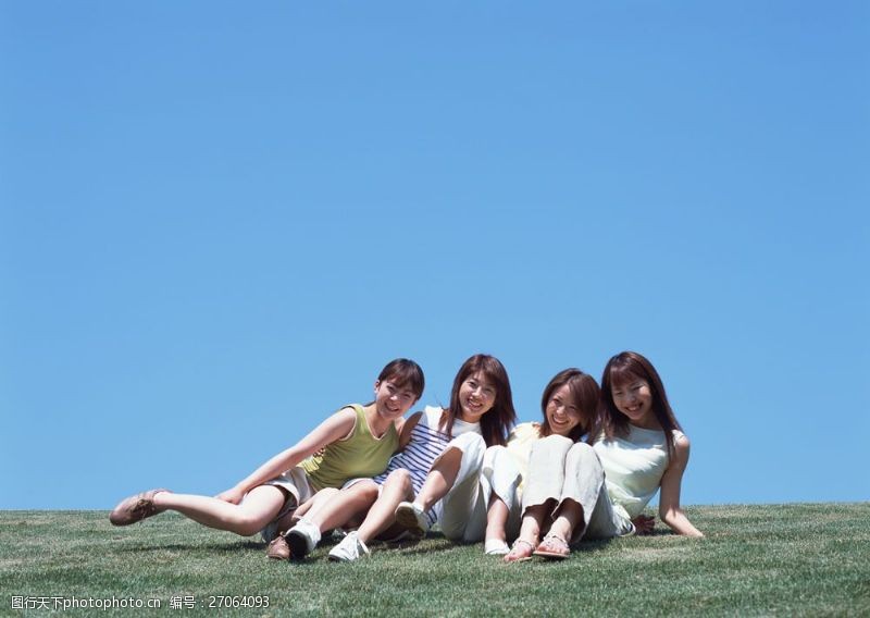 假日休闲女性坐在草地上的女人图片