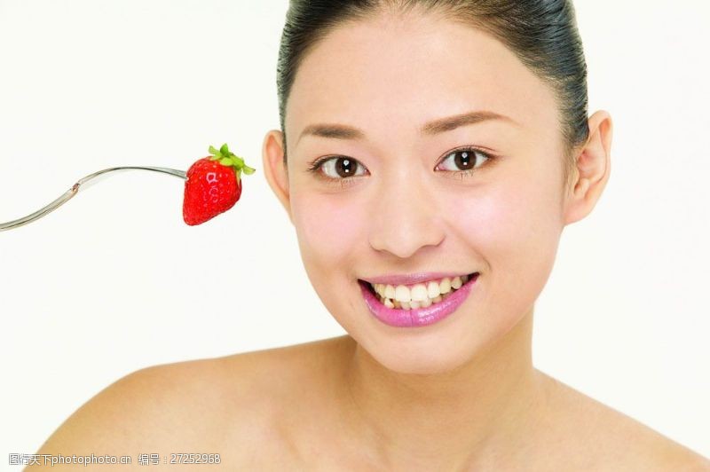 瘦身模特吃草莓的健康美女图片