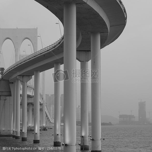 outdoors大桥灰度摄影