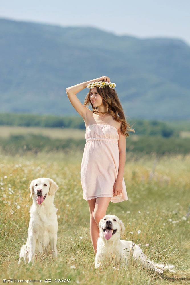 一休小和尚户外和小狗在一起的美丽女孩图片