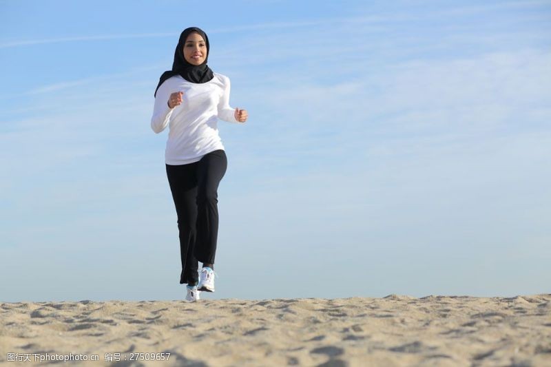 健身的美女沙漠跑步的穆斯林美女图片